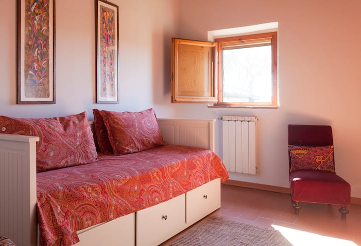 изглед към малка спалня