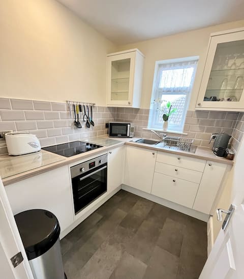 Popular Airbnb listing: Hobbits Retreat in Gosport