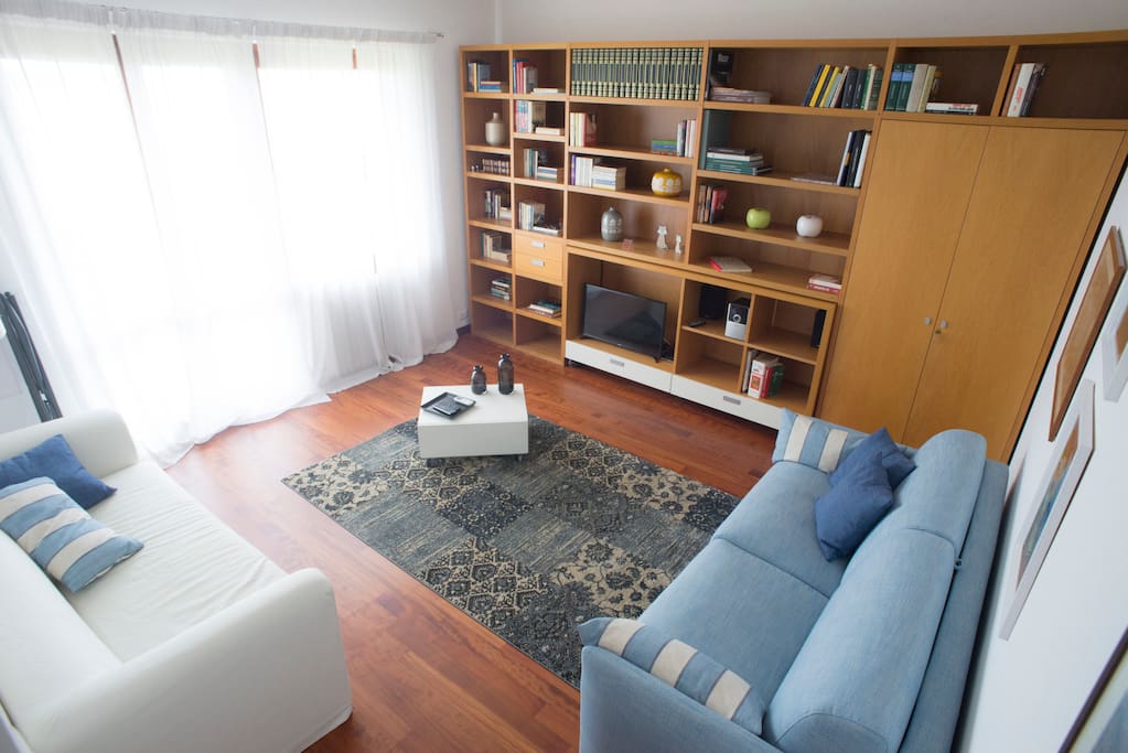 Salotto con WIFI, TVSAT, CD Player, aria condizionata e divano letto