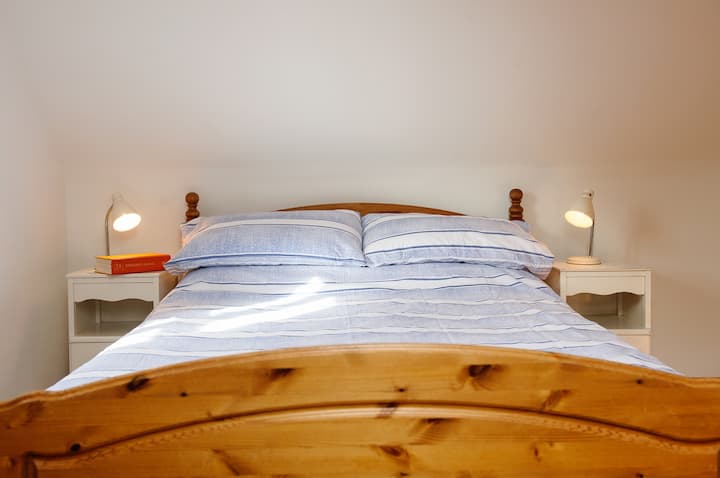 Bedroom 1: Double bed with en-suite (upstairs)