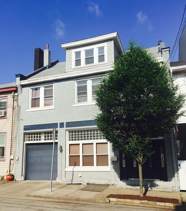 Located in Pittsburgh's most walkable neighborhood. Restaurants, shops, and nightlife nearby!