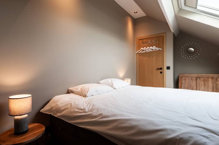 Kamer met 1 tweepersoonsbed opgesplitst in 2 eenpersoonsbedden / Slaapkamer met een eenpersoonsbed (scheidbaar in 2) - 2e verdieping /2e verdieping