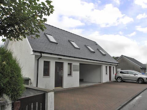 Central Fort William apt with parking - Burach 1