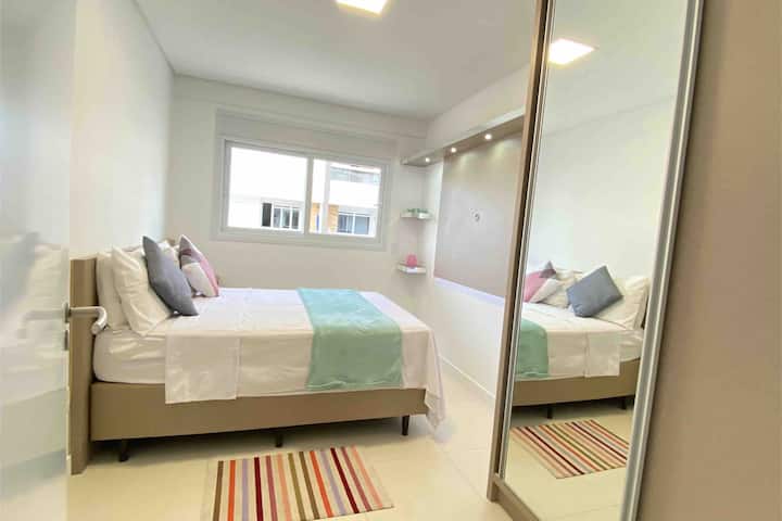 חדר שינה זוגי שני עם מיזוג אוויר ונוף לים. + שני מזרנים בודדים נוספים.