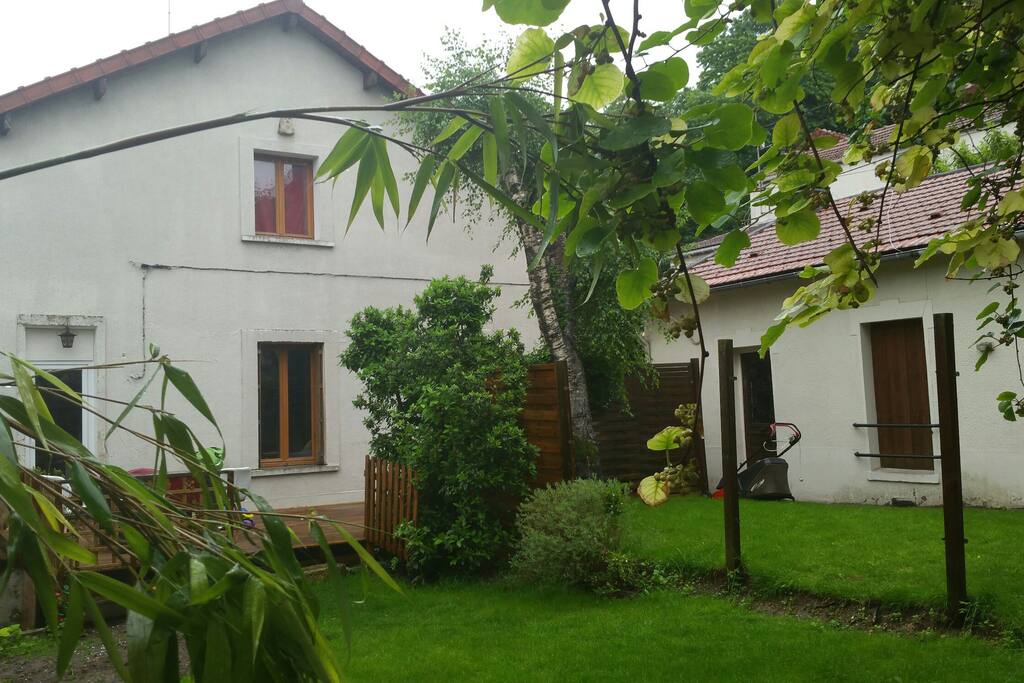 Grande maison 80m2 avec RDC une cuisine coin repas,un salon avec écran led+WiFi, toilette séparé, salle de bain avec baignoire et lavabo,coin rangement,
A l'etage:une chambre grand lit 2 pers,une chambre 2 lits séparés,une pièce ouverte avec canapé convertible 2 pers le tout sur 40m2.chauffage électrique et ballon d'eau chaude 200 litres.