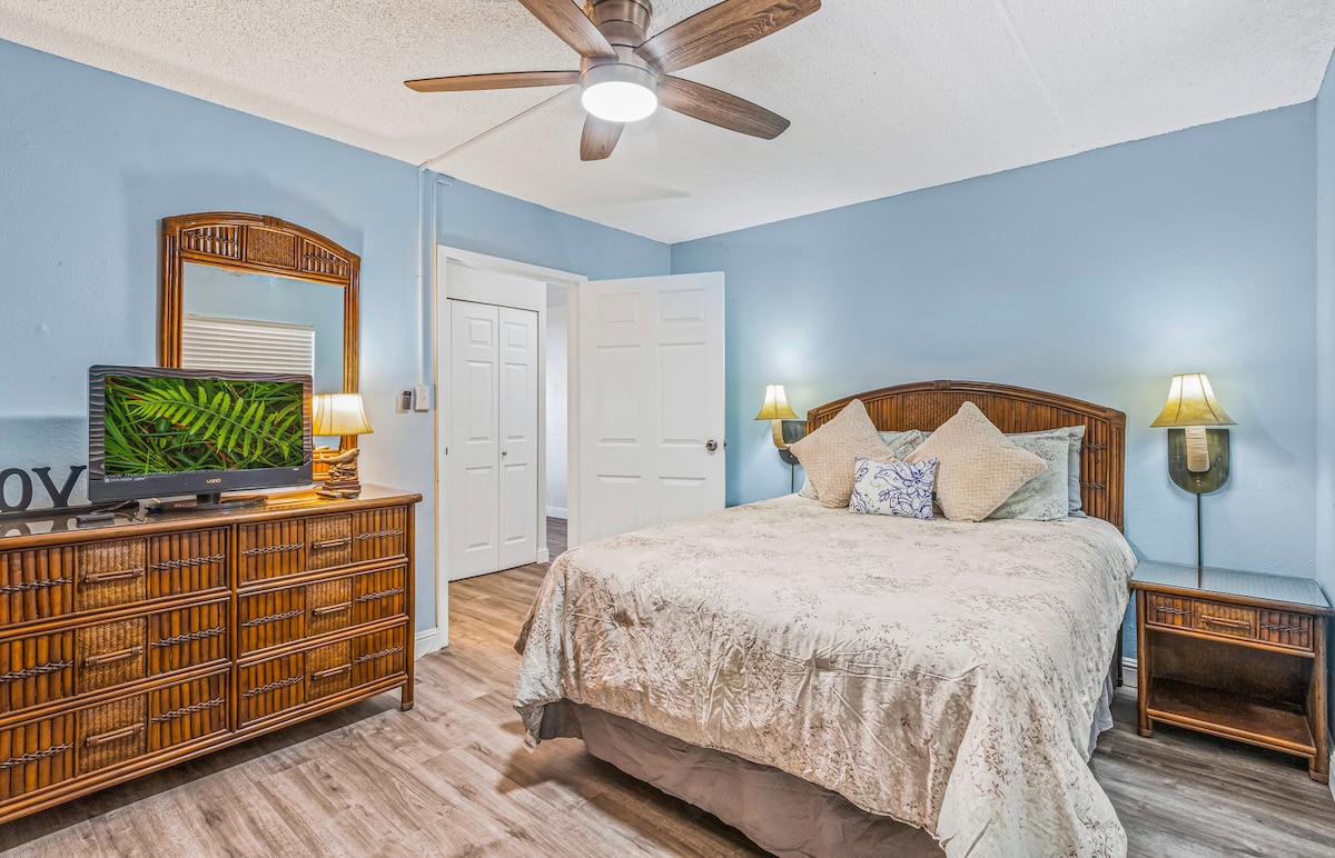 Opustite se u spavaćoj sobi s bračnim krevetom nakon cjelodnevnog istraživanja otoka.