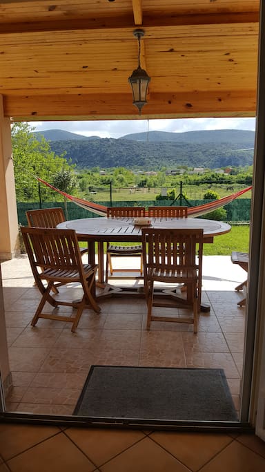 terrasse vue sur les grottes Chauvet