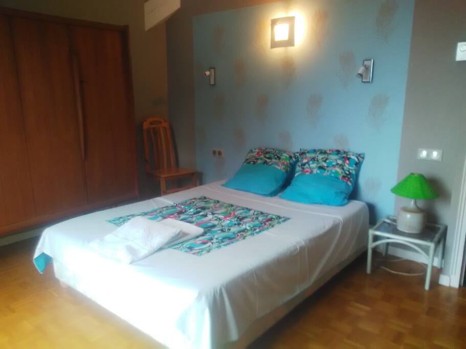 Chambre double avec armoire