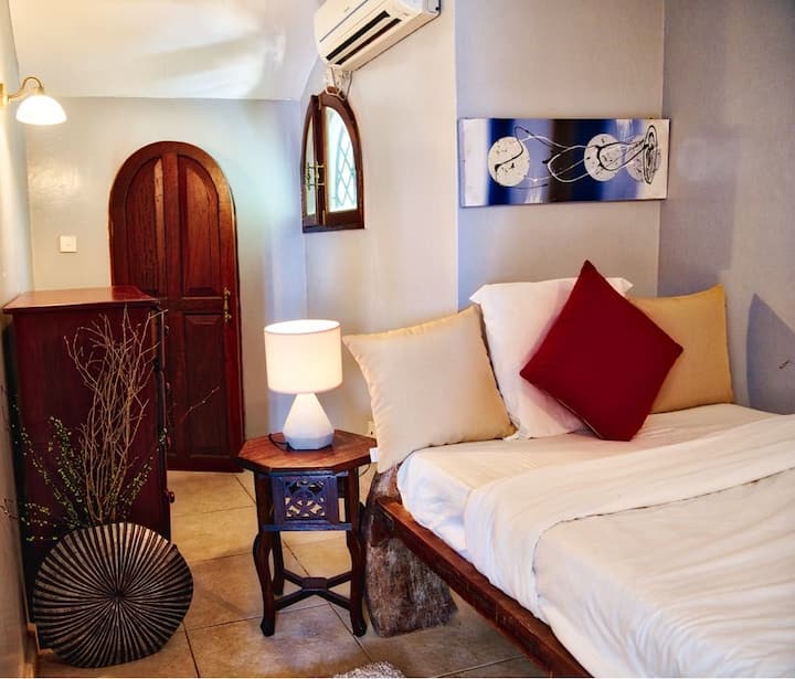 较小卧室的双人床