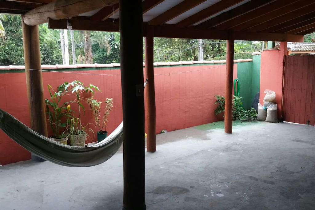 a garagem da casa e a área