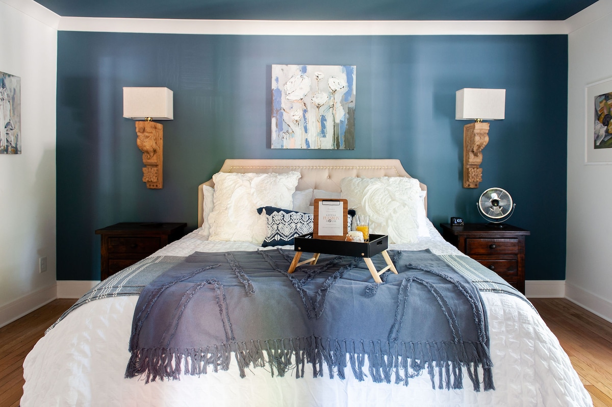 Master bedroom - king bed with temperpedic-style mattress 