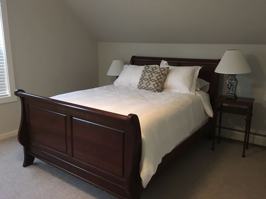 Master Bedroom - Queen Bed, Walk-in closet, Ceiling fan