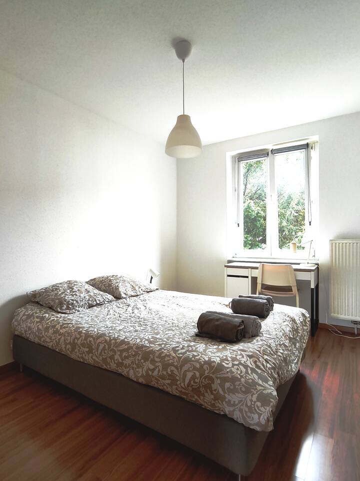 En 140x200 dubbelsäng, ett skrivbord.