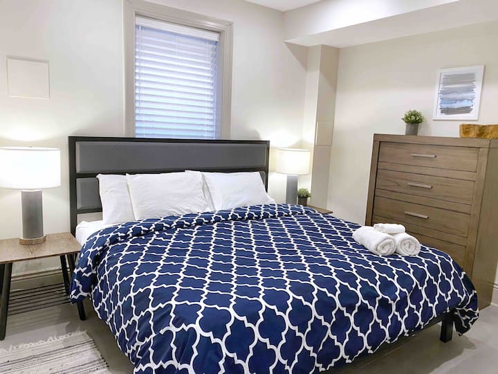 Chumba cha kwanza cha kulala chenye kitanda kikubwa cha starehe cha mfalme. 