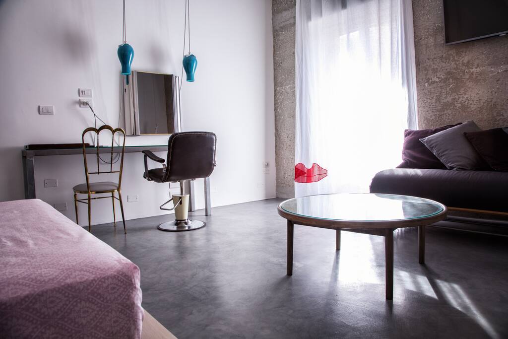 SUITE BOCCA
Camera quadrupla dal gusto minimal, confortevole ed accogliente dotata di una postazione da lavoro, modulo di servizio privato con doccia, station per la colazione e aria condizionata. Luci d'autore in cartapesta, gabbie luminose e fusioni in vetro di Massimo Maci.