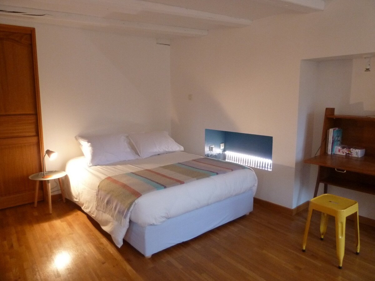 ห้องนอนเตียงใหญ่มีสำนักงานขนาดเล็กเข้าถึงห้องแต่งตัวและห้องอาบน้ำได้โดยตรงโดยไม่ต้องผ่านห้องนั่งเล่น