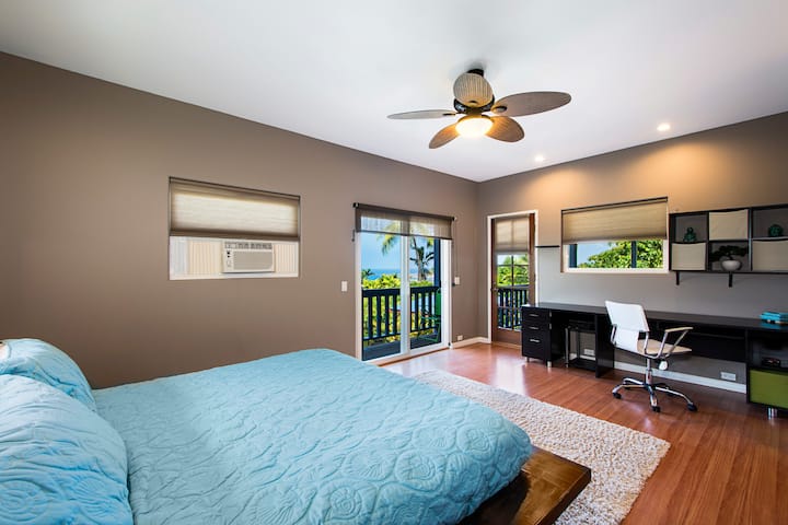 Cama tamaño king en el dormitorio principal con excelentes vistas al mar, gran vestidor