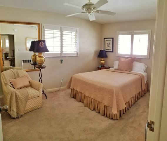 Warm, Eclectic Getaway Close to the  Beach.