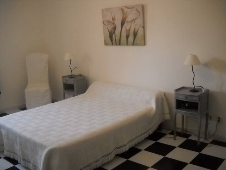 dormitorio 1, ala derecha  contigua a la  sala de estar