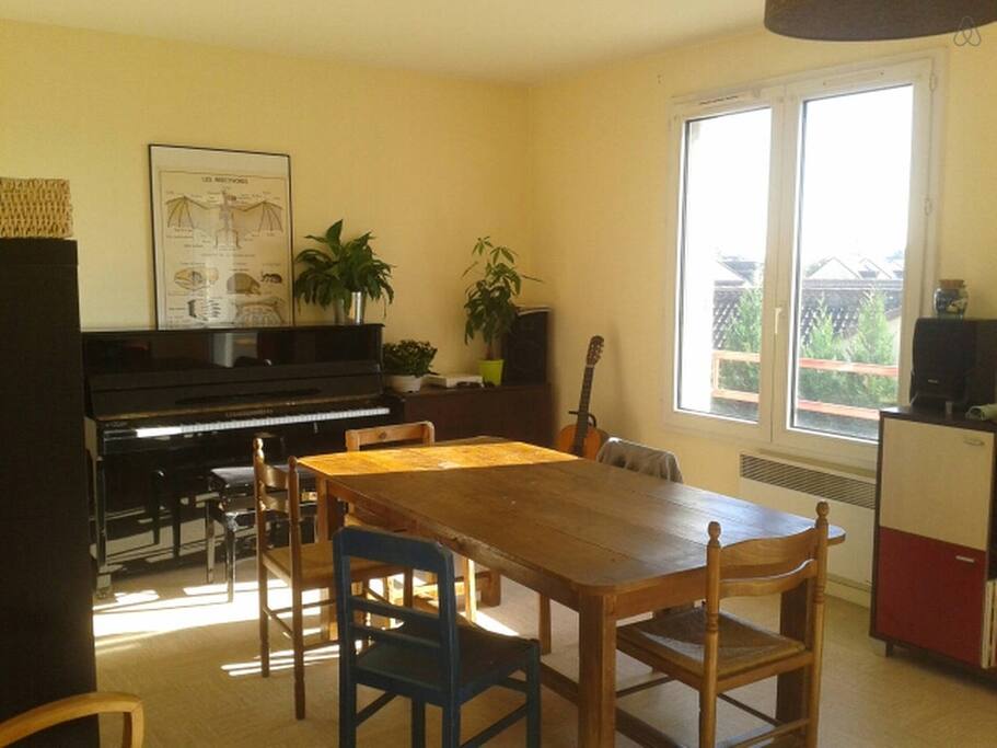 Salon lumineux avec piano