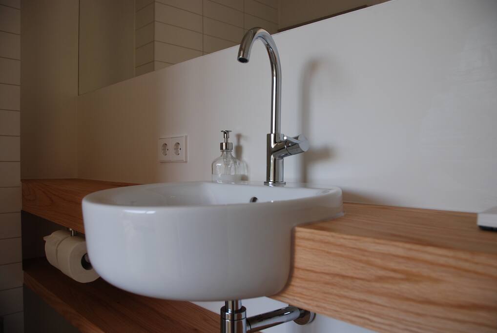 Eigen badkamer (regendouche, WC)