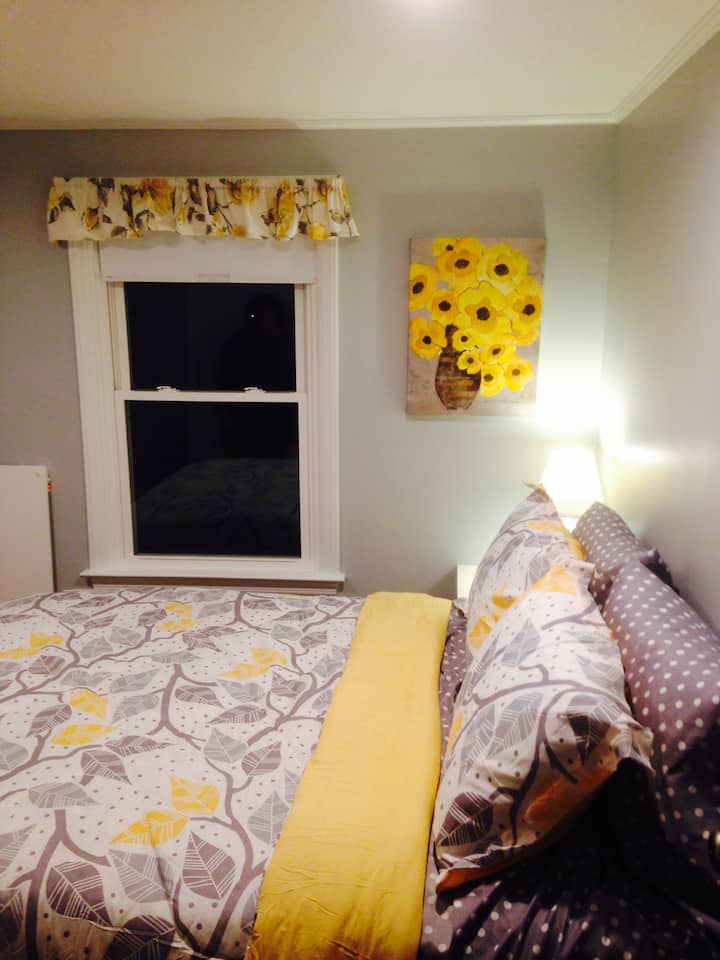 Ორივე საძინებელი აღჭურვილია ახალი, ნათელი, ახალი თეთრეულით და ავეჯით. Queen Beds.