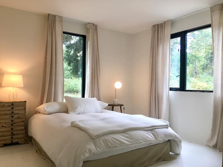 غرفة نوم الضيوف وسرير بحجم كبير.