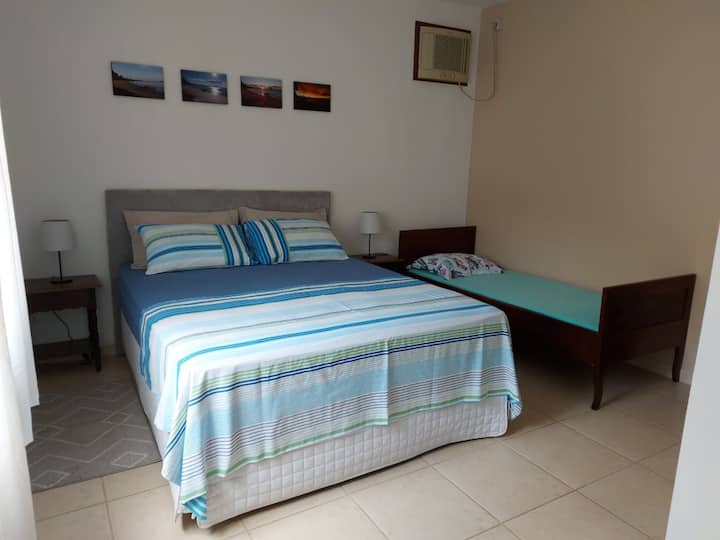 Soveværelse 2, rummelig, med queensize-seng og enkeltseng. 