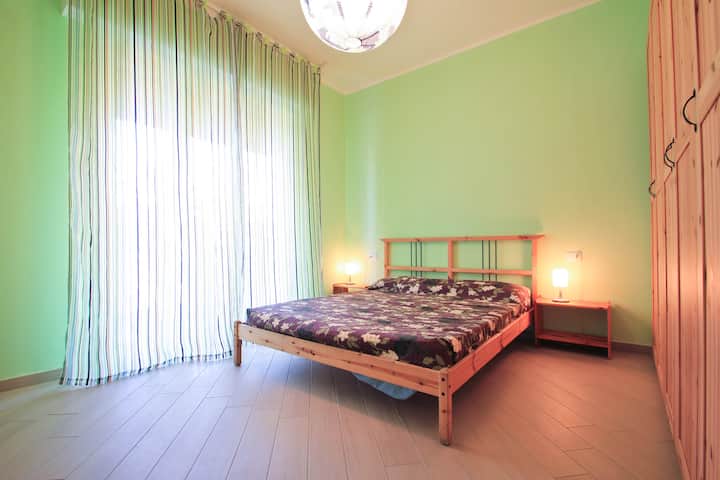 დიდი საძინებელი დიდი საწოლით