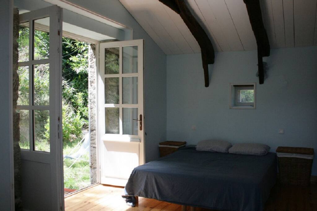 Portes ouvrantes dans un jardin à l'abri des regards