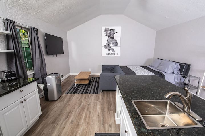 Early Check-in - Central Sac Minimalist's Studio