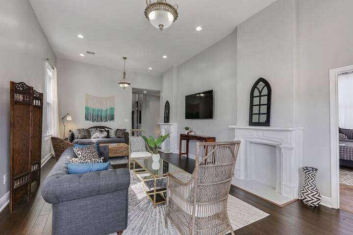 Palais de Pershing – Walk to Freret! Add rooms!