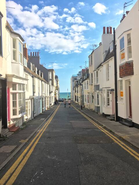 Great location - 100m from the sea!