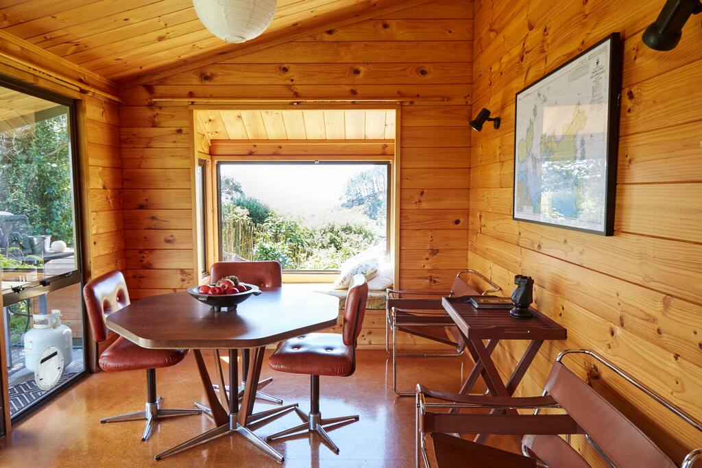 Kitchen table and breakfast area