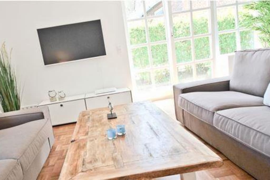 Wohnzimmer: 3er-Couch, 2er-Couch, Einzelsessel (Rattan) ... gemütlich eingerichtet mit 3D-TV, USM Lowboard, ...