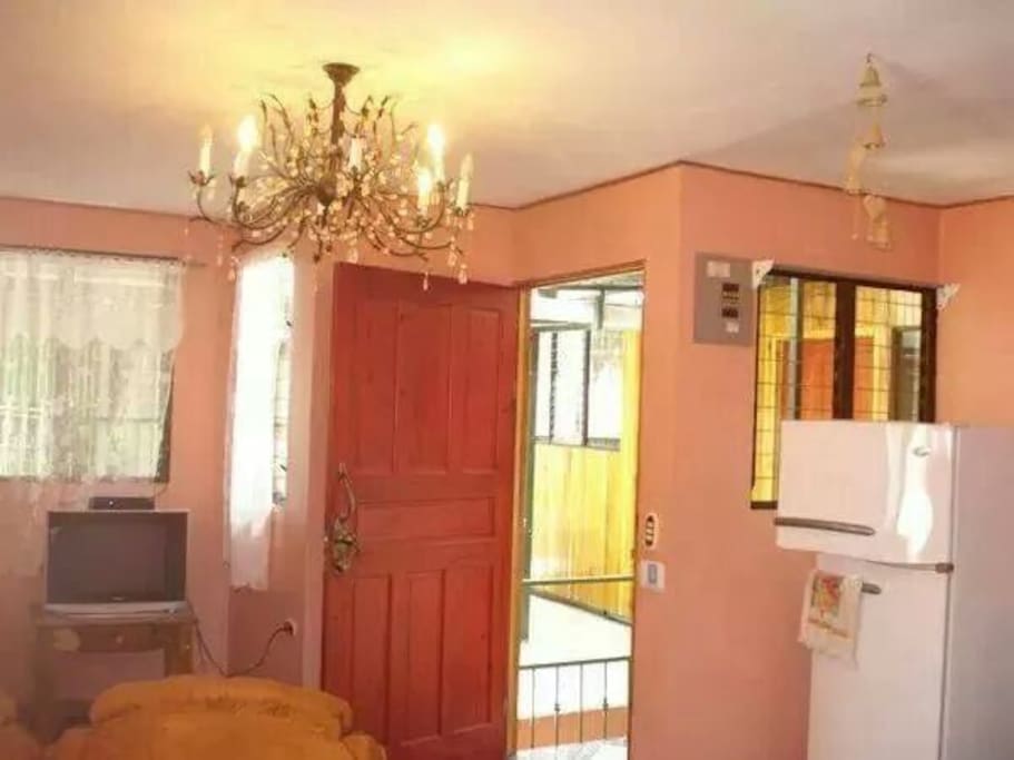 sala de estar y entrada al apartamento
