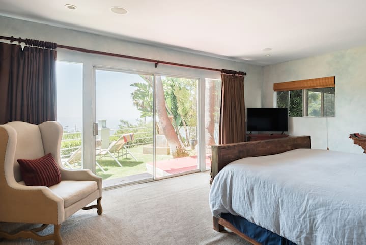 360-Degree LA Views from a Bird Streets Oasis gallery image 2