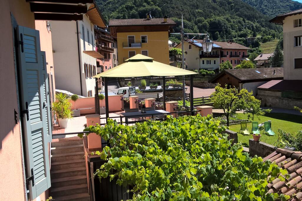 Vista dall'alloggio sulla terrazza e giardino