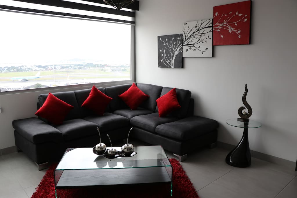 Sala con iluminación natural | Naturally illuminated living room.
