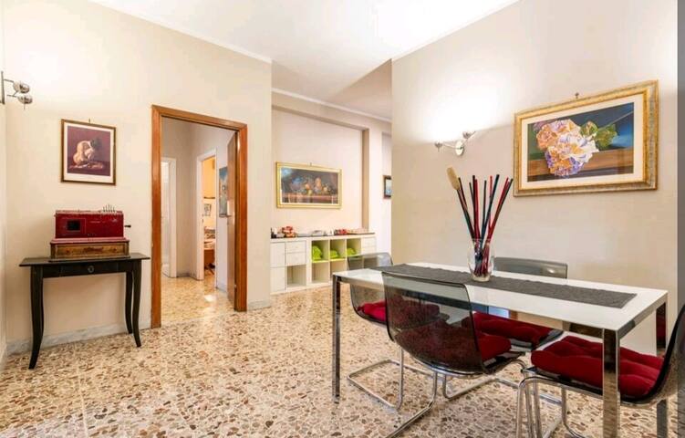 Spacious Family House with Parking close to Subway