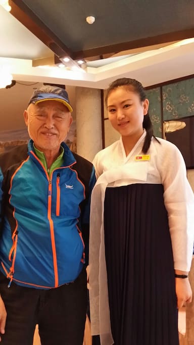 배트남갔을때 함께찍은
북한여선ㅇ