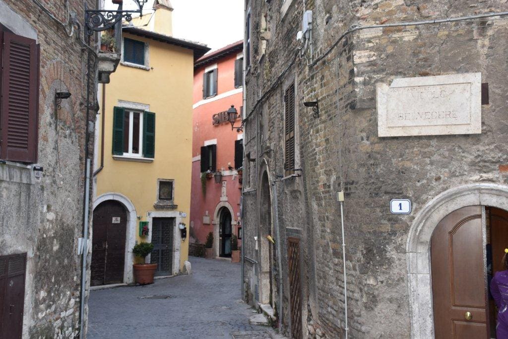 La casa vacanze "al tempio di Vesta" si trova nell'edificio giallo