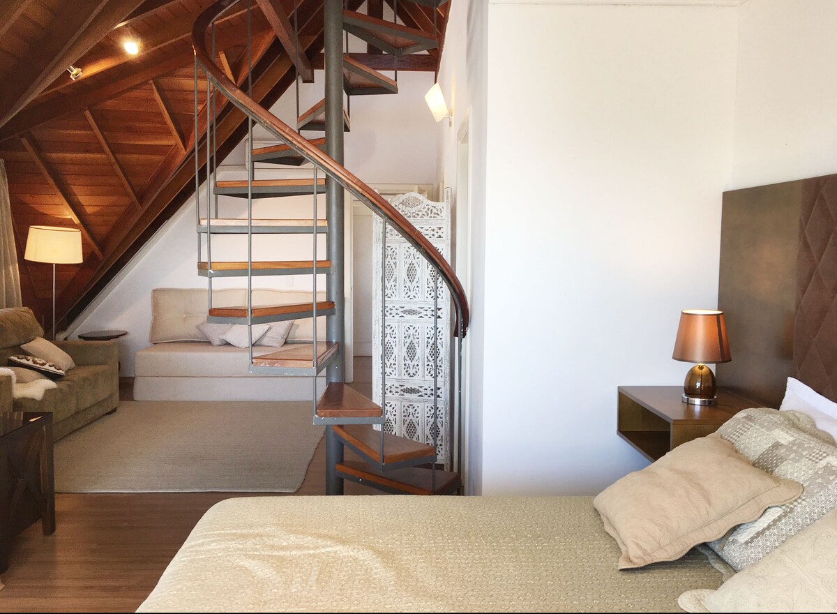 יחידת הורים או סוויטה ראשית (קומה שנייה) עם נוף למיטה זוגית, סלון סוויטה וגישה לתצפית על ידי מדרגות חילזון.