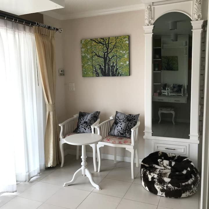 Ulu dhe pi kafe në dhomë.☕️