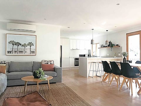 Popular Airbnb listing: Beach18: near Beach/Wineries/Hot Springs in Tootgarook