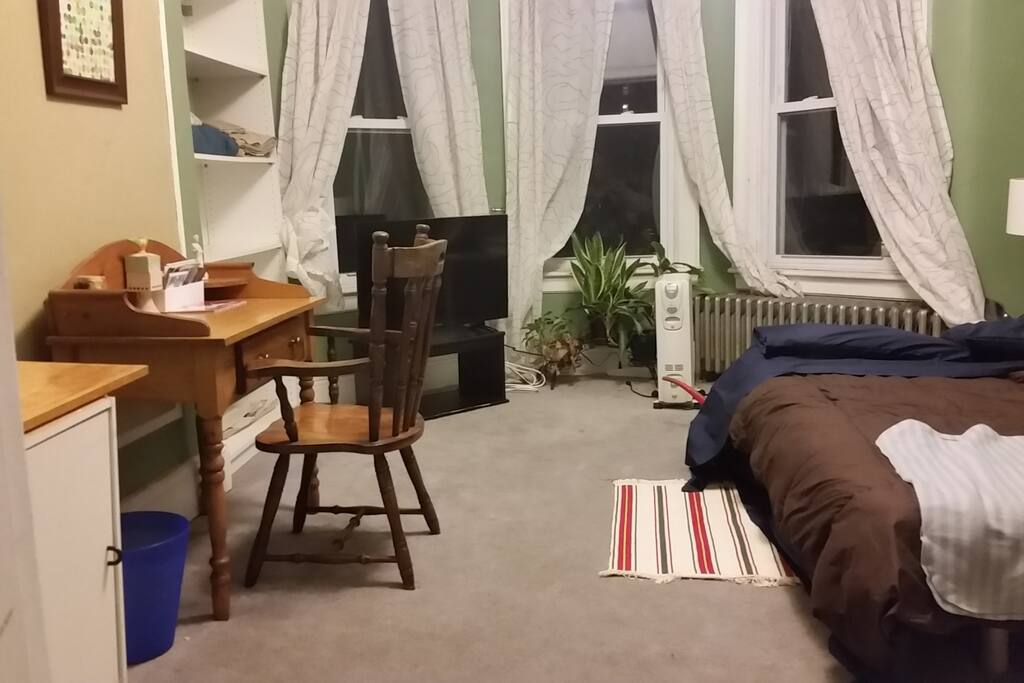 Guest Bedroom w queen-size bed