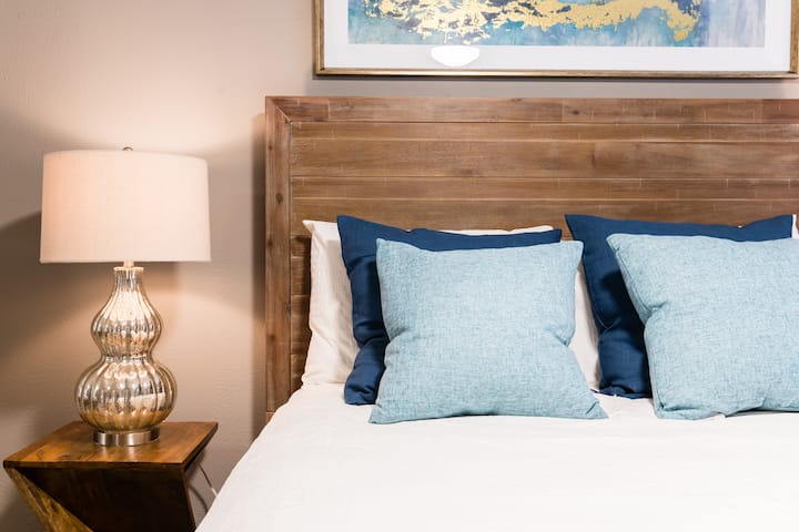 Втората спалня разполага с двойно легло queen size