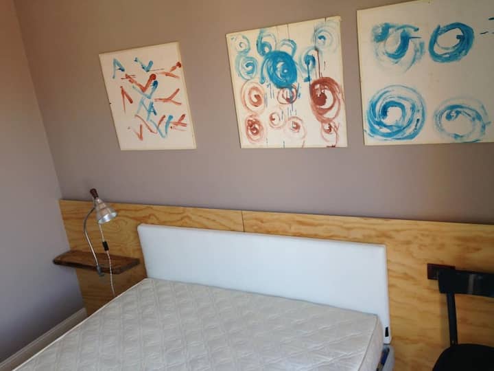 חדר שינה עם מיטת קווין סייד אחת