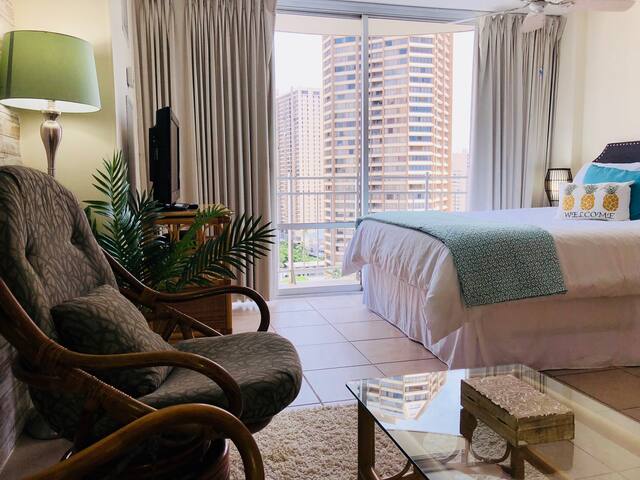 LIVE THE WAIKIKI LIFESTYLE BY THE BEACH!!