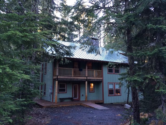 Winter Hike In Hank S Ranch At Government Camp Cabins For Rent
